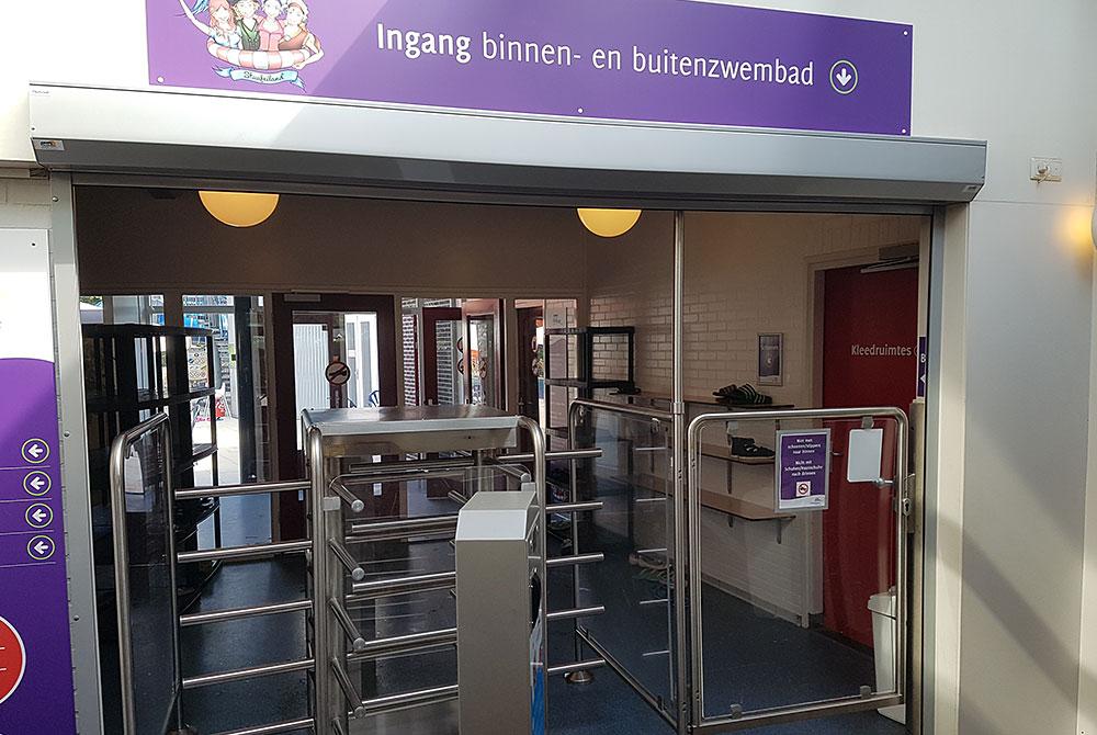 ingang zwembad, Kampeerdorp de Zandstuve