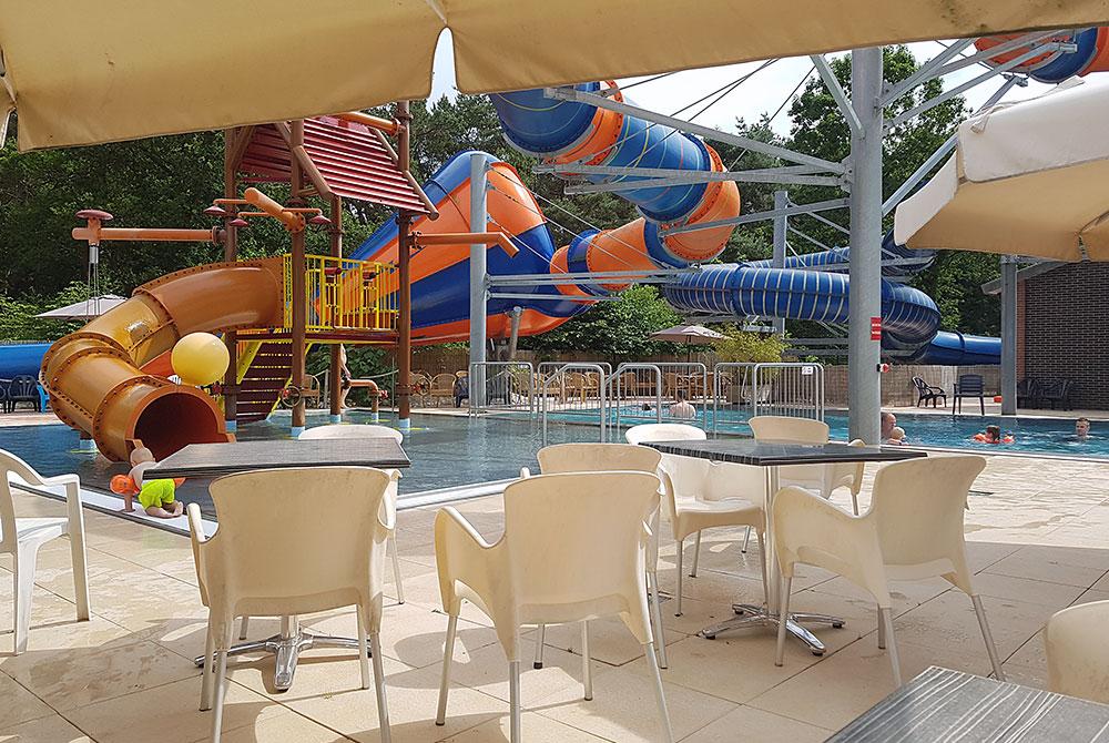 Terras bij het zwembad, Kampeerdorp de Zandstuve