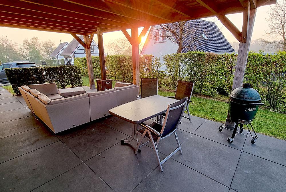 Overdekte veranda van de extra luxe villa, Landal Kasteeldomein De Cauberg