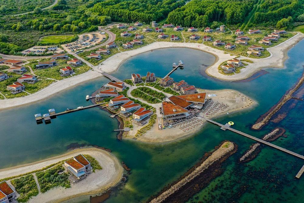 Oasis Punt-West Beach Resort, strandhuisjes Nederland