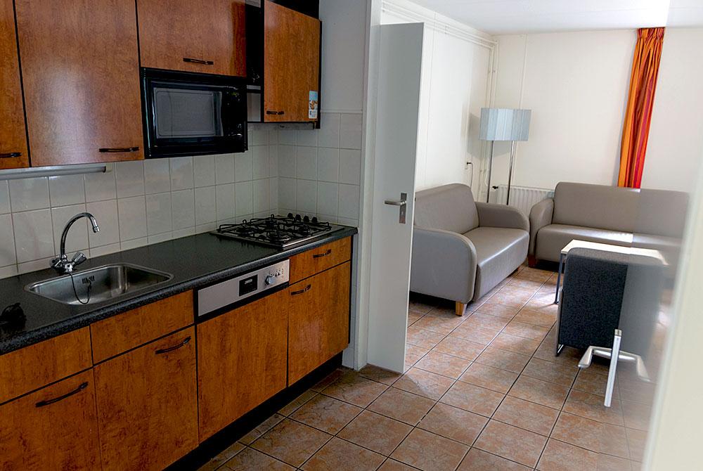 De keuken in de bungalow, Roompot Vakantiepark Hunzedal
