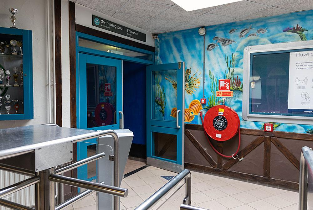ingang zwembad, Roompot Vakantiepark Hunzedal