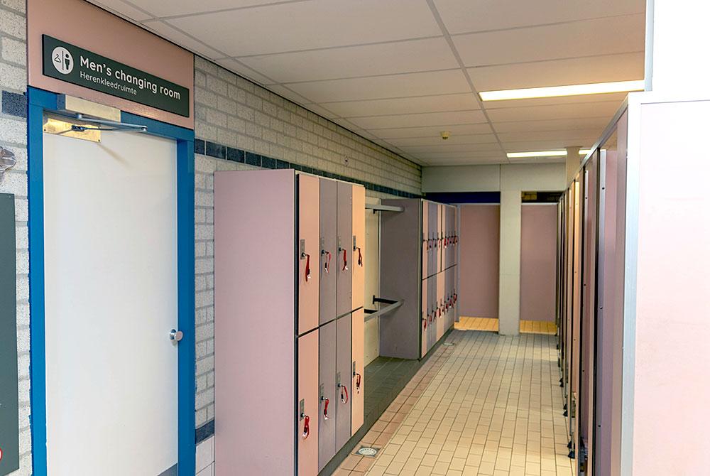 Kleedhokjes en kluisjes in het zwembad, Roompot Vakantiepark Hunzedal