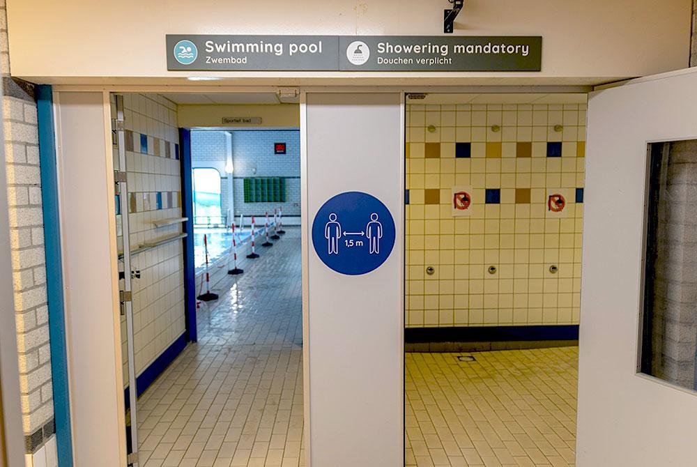 Douchen in het zwembad, Roompot Vakantiepark Hunzedal