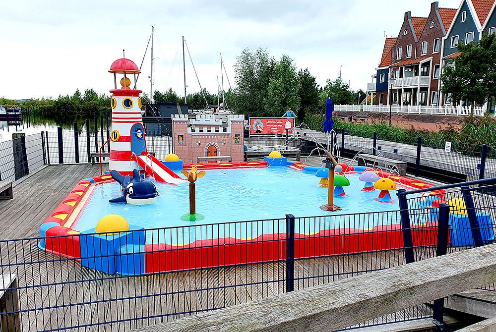 Zwembadje voor kleine kinderen bij de jachthaven, Marinapark Volendam review