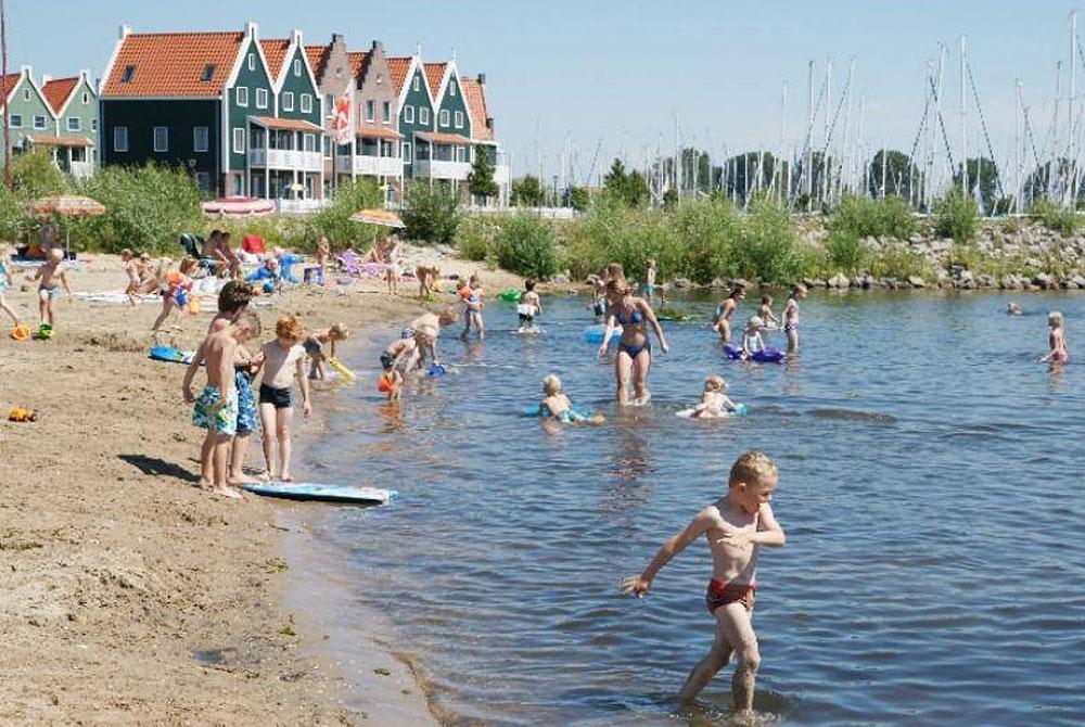 Strand bij Marinapark Volendam