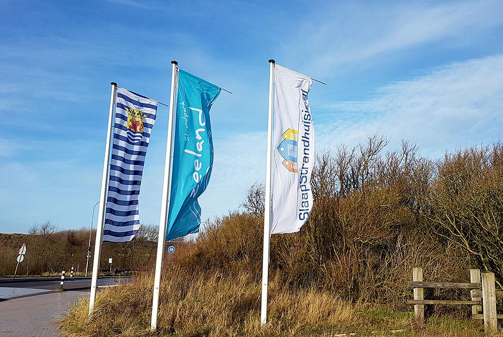 Vlaggen bij de entree van het park, Noordzee Resort Vlissingen review