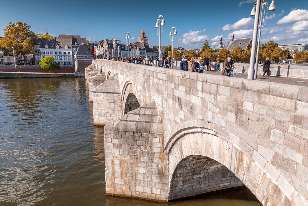 Sint Servaasbrug in Maastricht, fietsroutes Zuid-Limburg