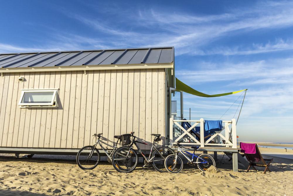 Strandhuisje aan de Nederlandse kust