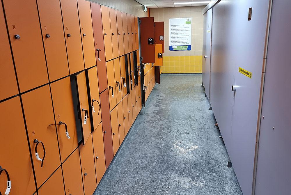 Omkleedhokjes en kluisjes in het zwembad, Landal Orveltermarke