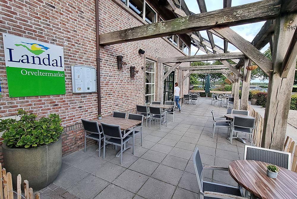 Terras bij het restaurant van Landal Orveltermarke