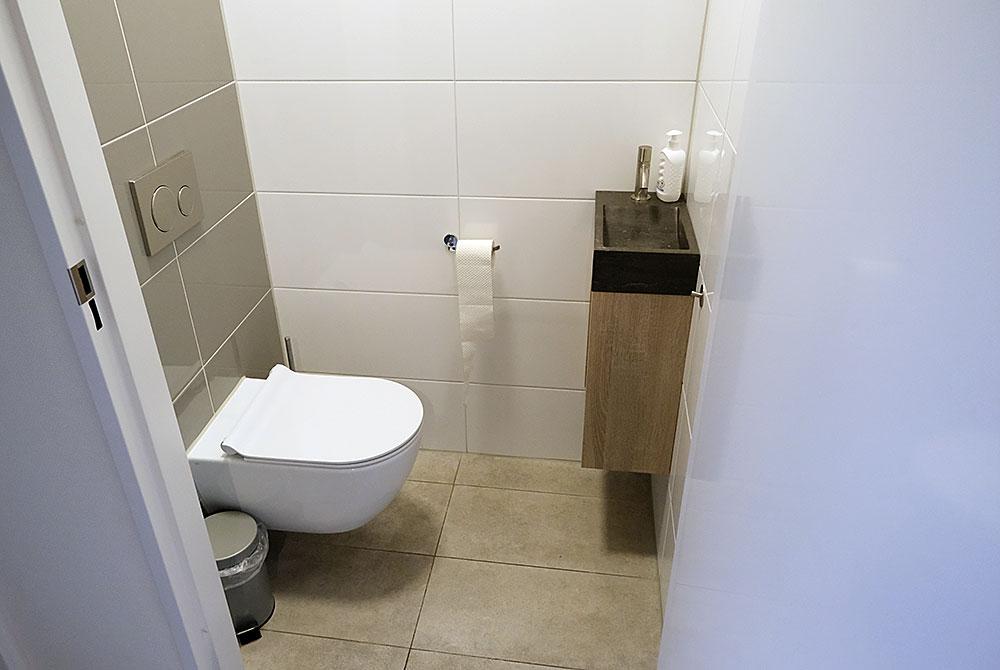 Toilet in de mastervilla, Dormio Resort Maastricht