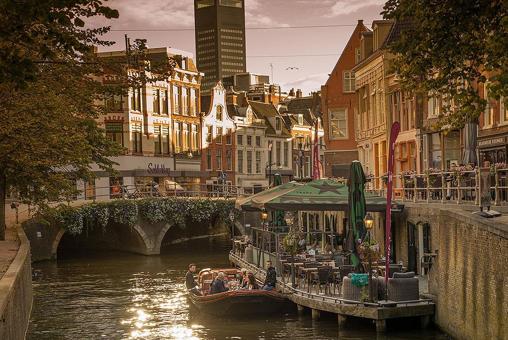 Boottocht fluisterpraam, wat te doen Leeuwarden stedentrip