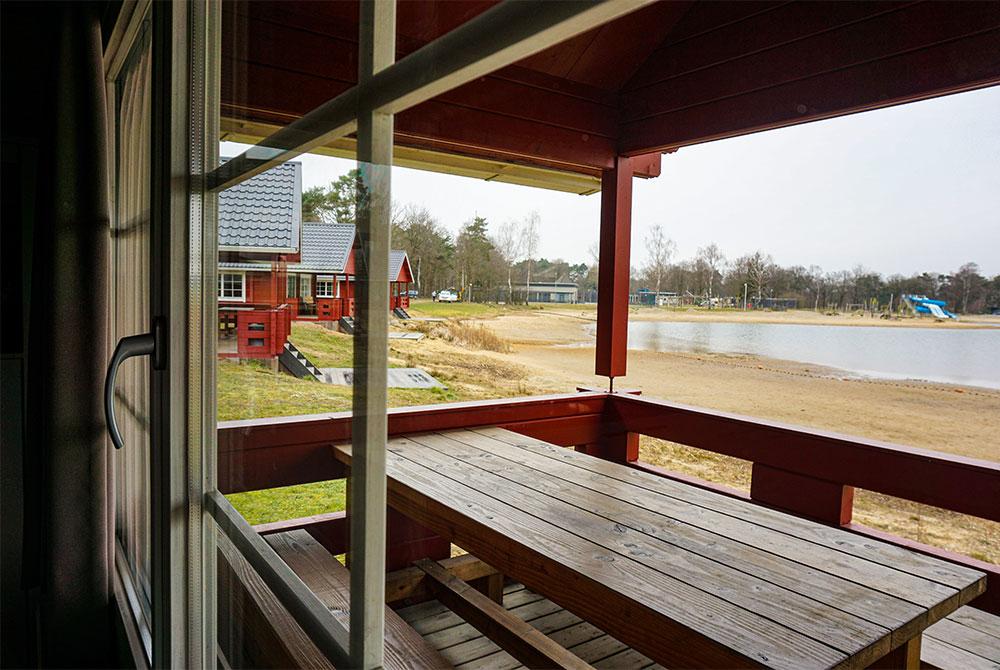 Veranda van de Water Lodge, RCN de Flaasbloem