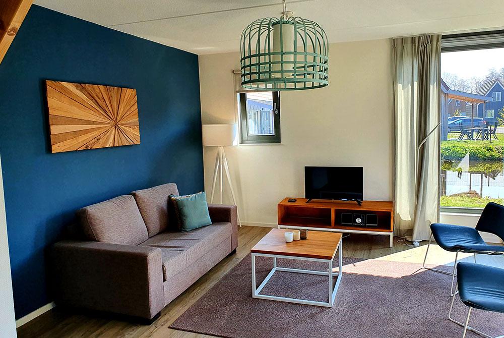 Woonkamer van de 4-persoons waterwoning 4C2