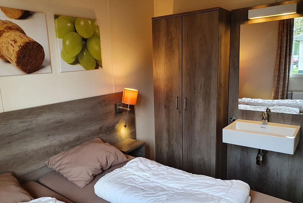Wastafel in de slaapkamer, Landal Mont Royal review