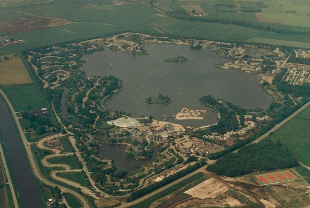 Oude luchtfoto van Center Parcs De Huttenheugte