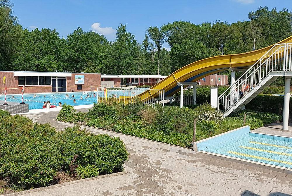 Openluchtzwembad De Barkhoorn ligt pal naast het vakantiepark