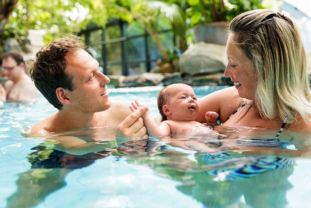 Babyzwemmen op een babyvriendelijk vakantiepark