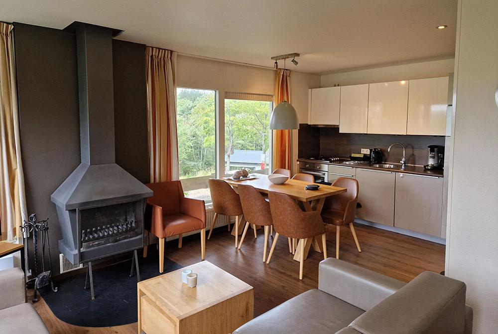 Eethoek en keuken in de bungalow, Landal Wirfttal review