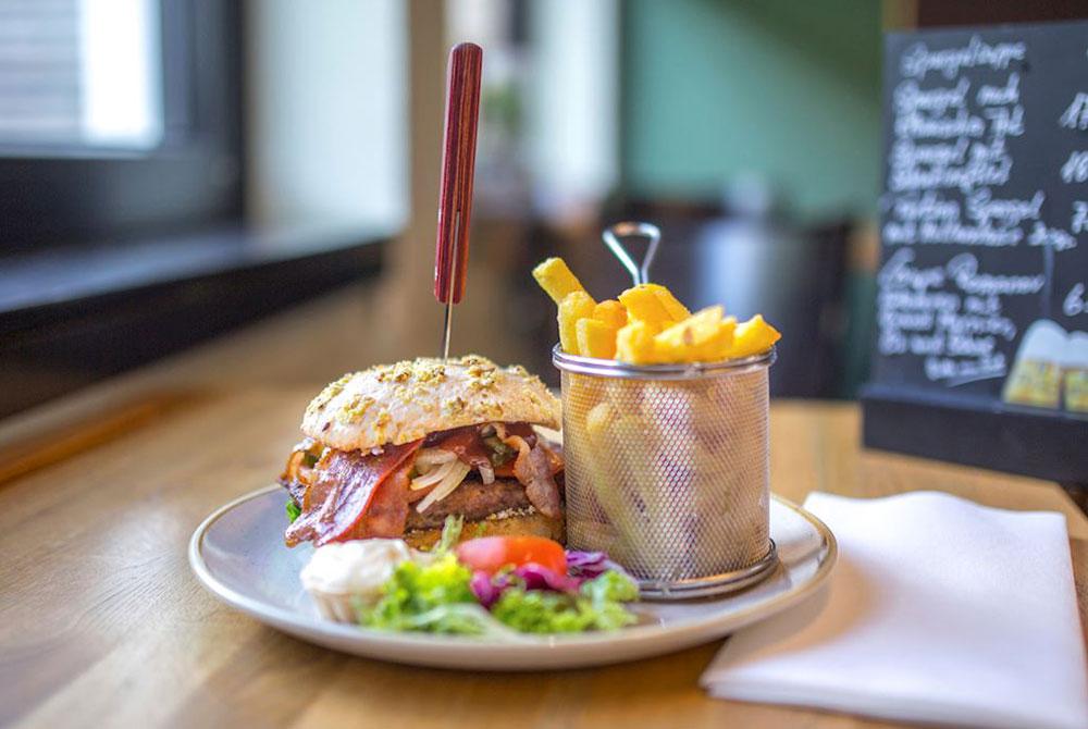 heerlijke hamburgers in het restaurant, , Landal Wirfttal review