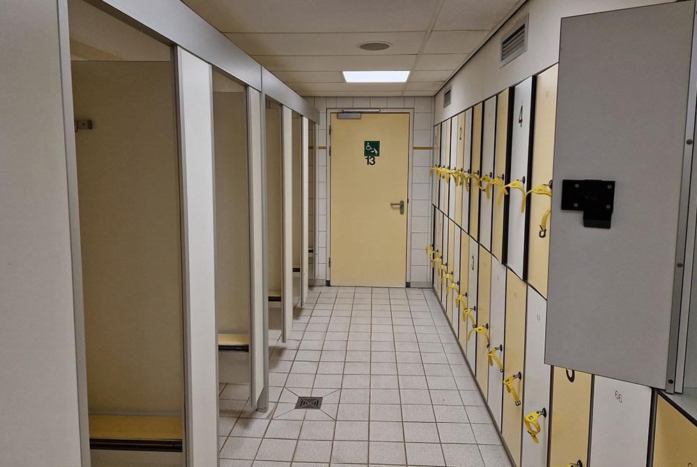 Omkleedhokjes en kluisjes in het zwembadZwembad, Landal Wirfttal review