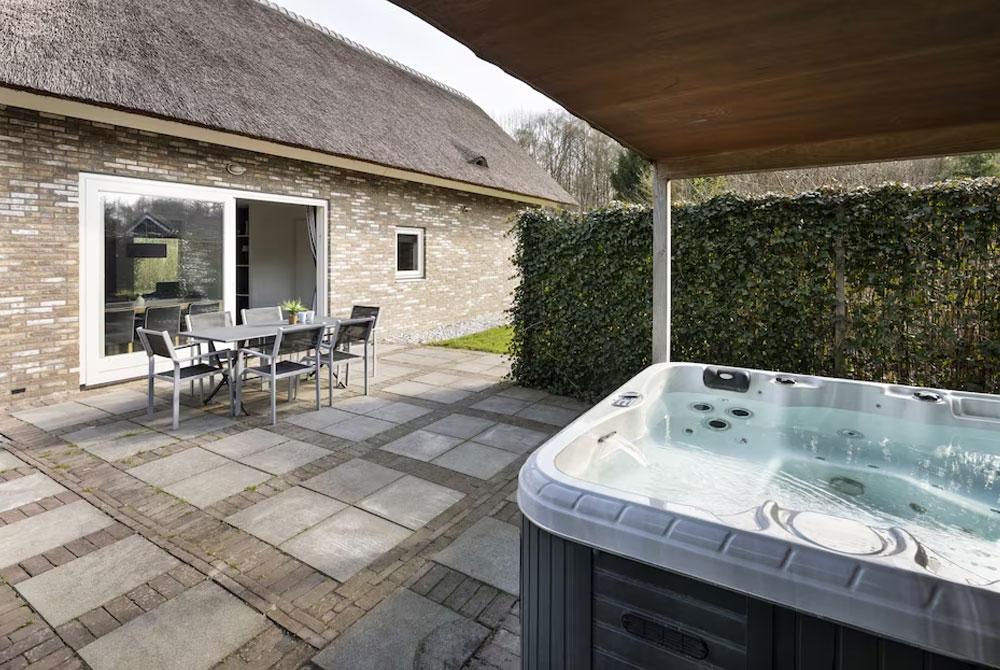 Jacuzzi in Drenthe, wellness huisje