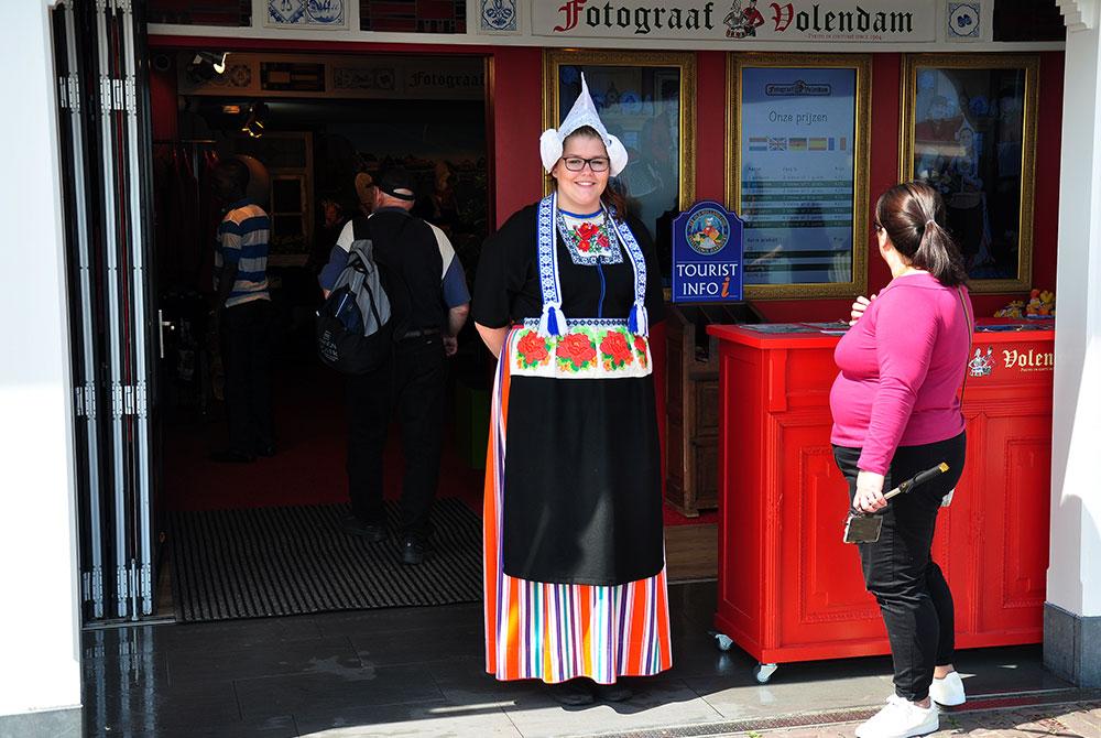 Op de foto in klederdracht, Volendam bezienswaardigheden en tips