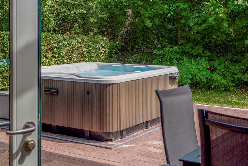 Jacuzzi, 6-persoons Wellnessboerderij op Hof van Saksen