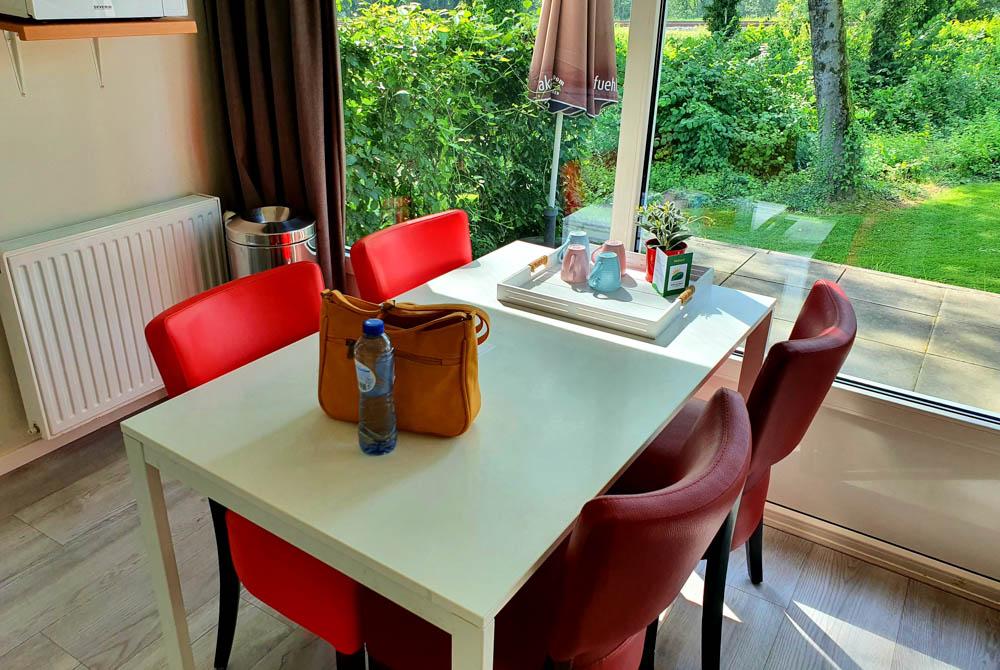 De eethoek in de bungalow, Bungalowpark Schin op Geul review