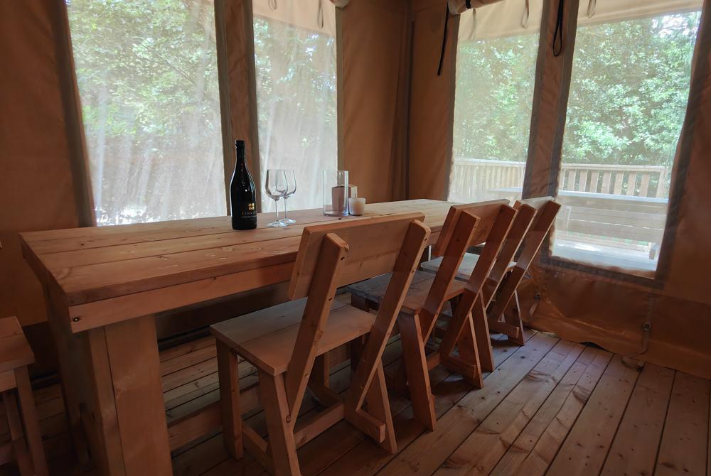 De eettafel in de glampingtent