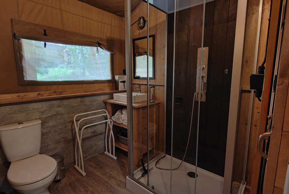 Badkamer in de tent, Landal Glamping Neufchâteau