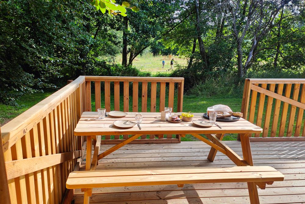 Picknicktafel bij de tent