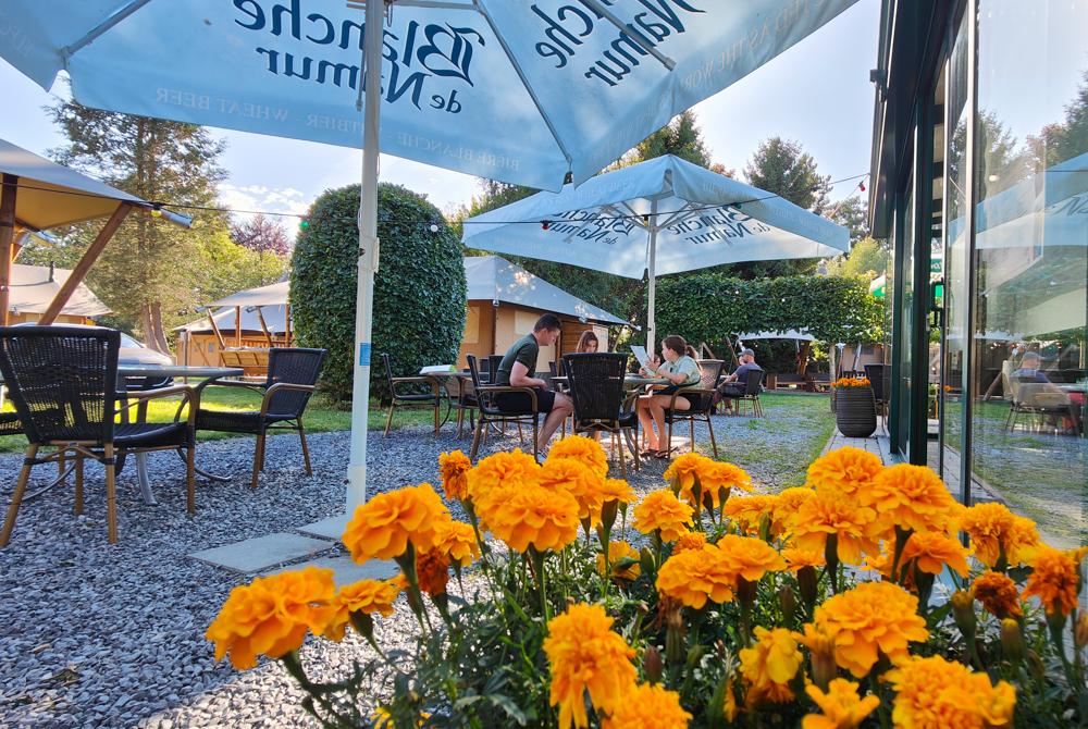 Terras bij het restaurant, Landal Glamping Neufchâteau