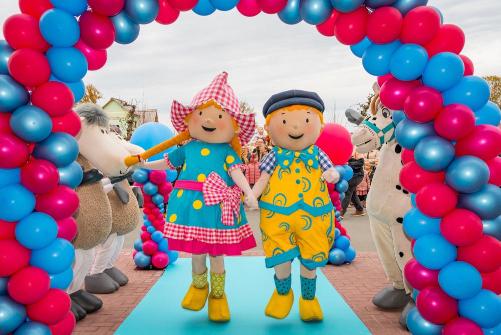 Opening van het zwembad, Familie Resort Molenwaard