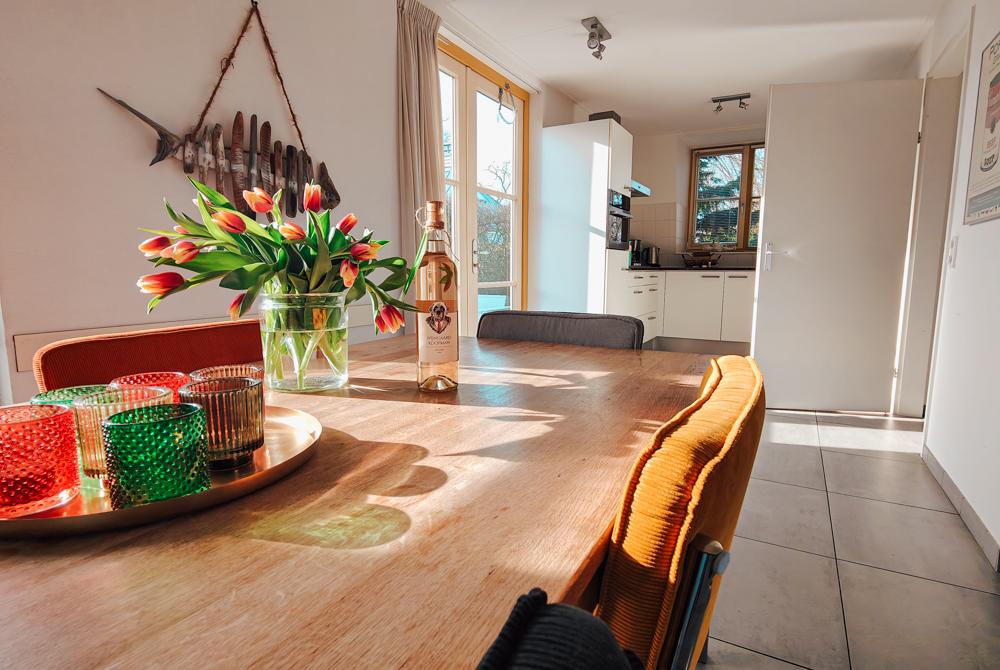 Eettafel en de keuken in het huisje, Landal Duynvallei