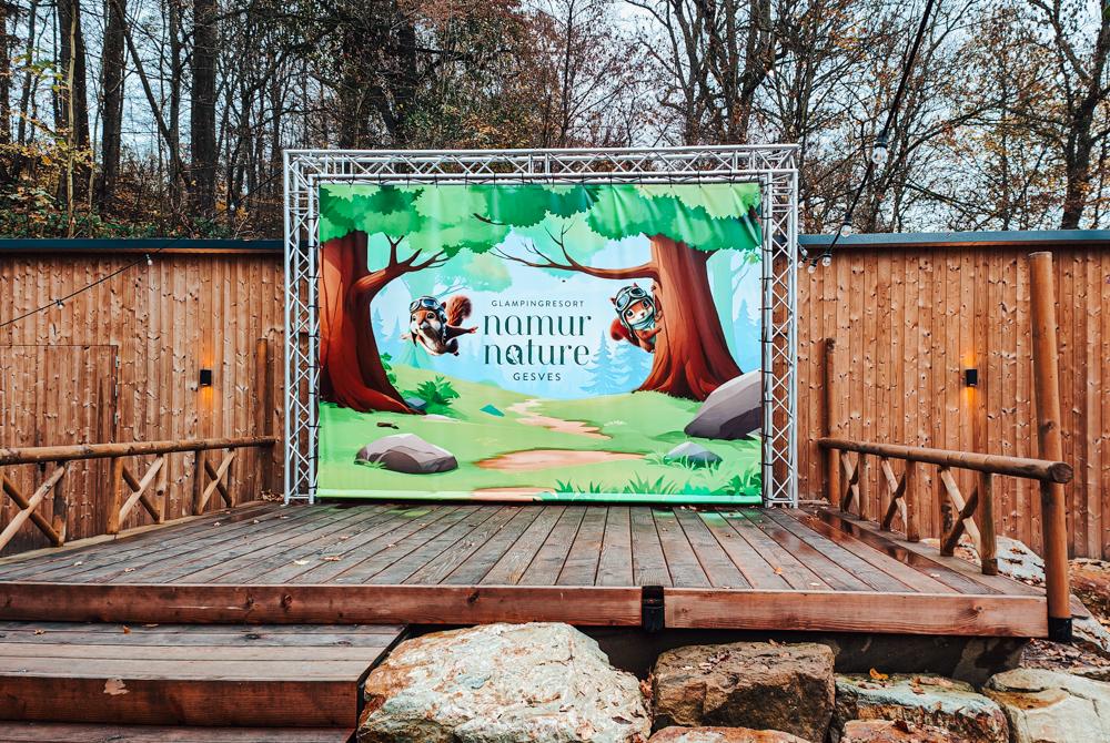 Buitenpodium voor animatie, Landal Namur Nature