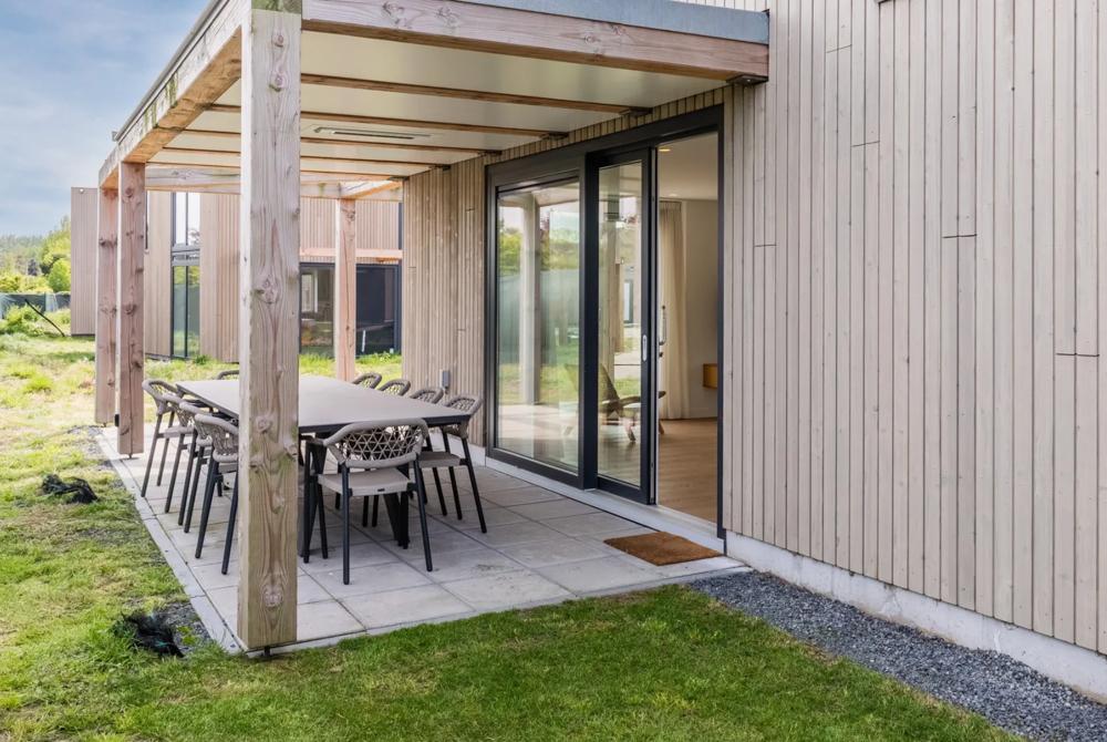 Terras bij de bungalow, Landal De Schouwse Valleien