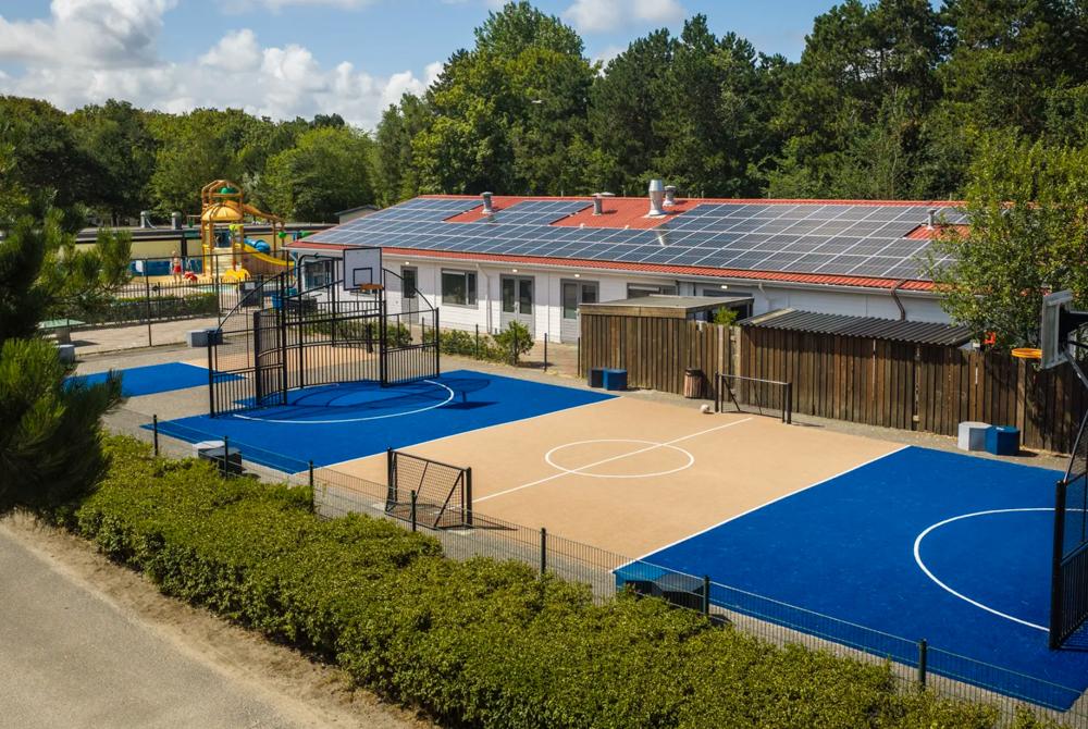 Sportvelden en de waterspeelplaats op Landal Egmond aan Zee