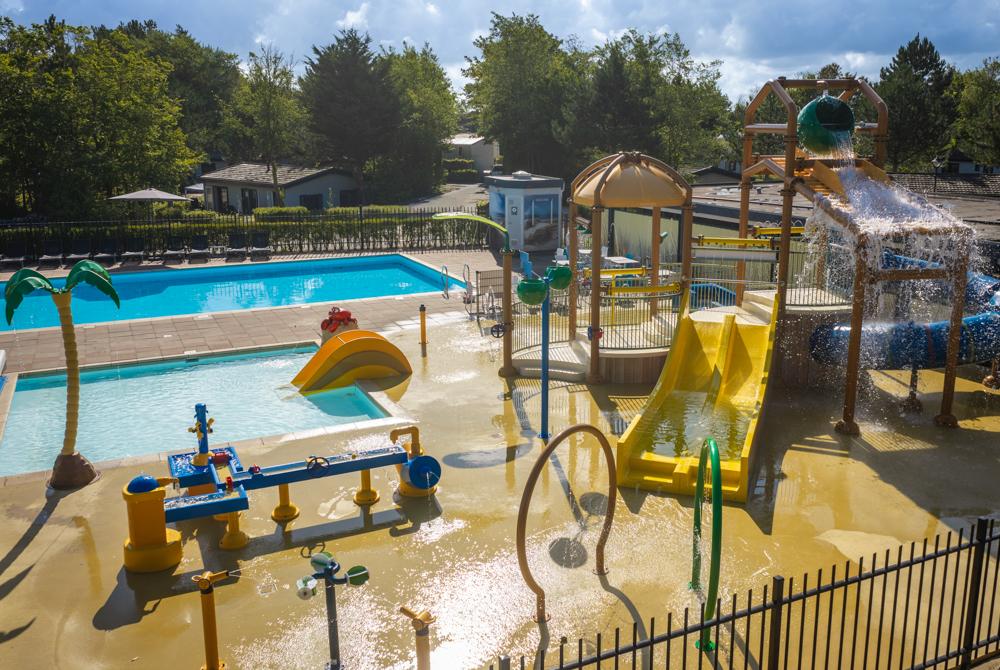 Buitenzwembad en spraypark, Sportvelden en de waterspeelplaats op Landal Egmond aan Zee