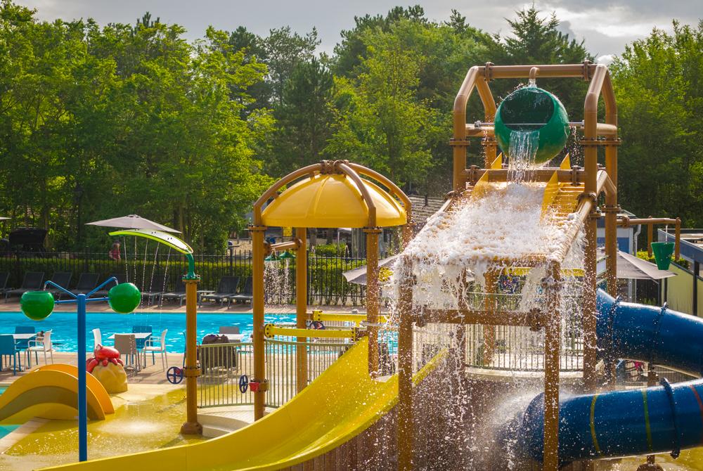 Glijbanen in het spraypark, Sportvelden en de waterspeelplaats op Landal Egmond aan Zee