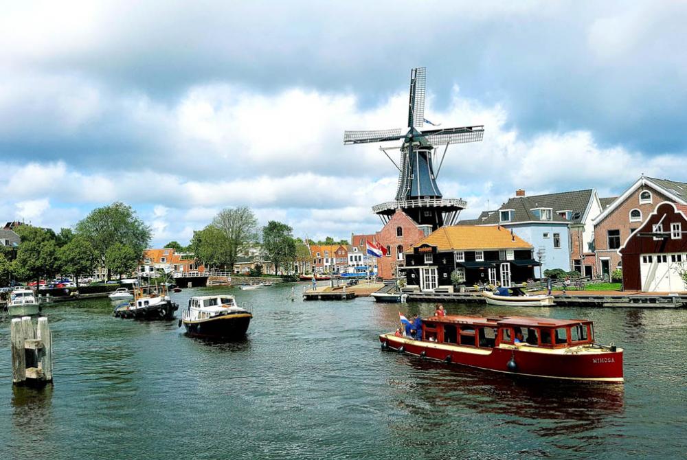 In Haarlem is het leuk een kijkje te nemen bij de Molen De Adriaan
