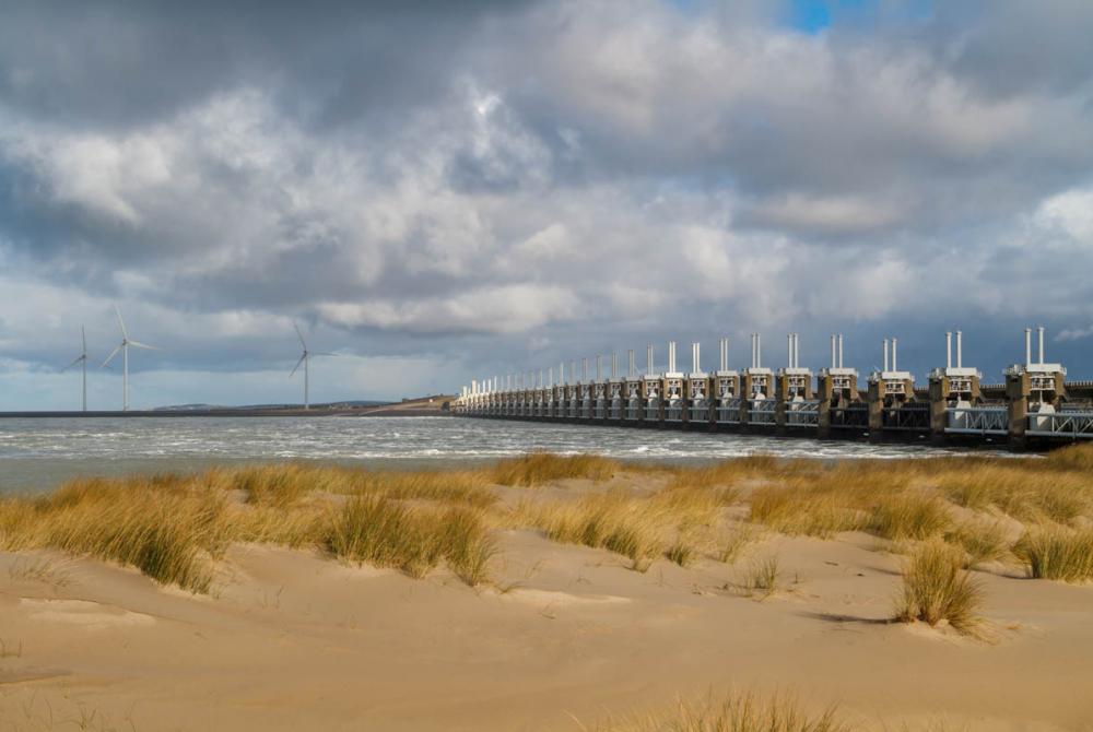 Bij het Deltapark Neeltje Jans kun je de Oosterscheldekering bezoeken, één van de Zeeuwse Deltawerken