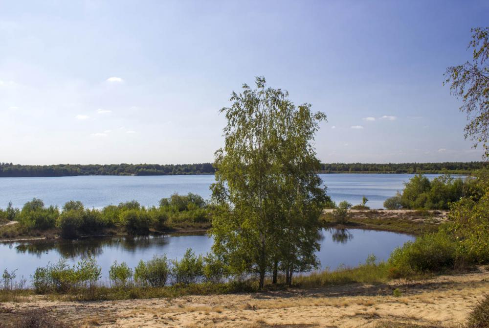 In het nationaal park zijn naast zandduinen schitterende meren te vinden