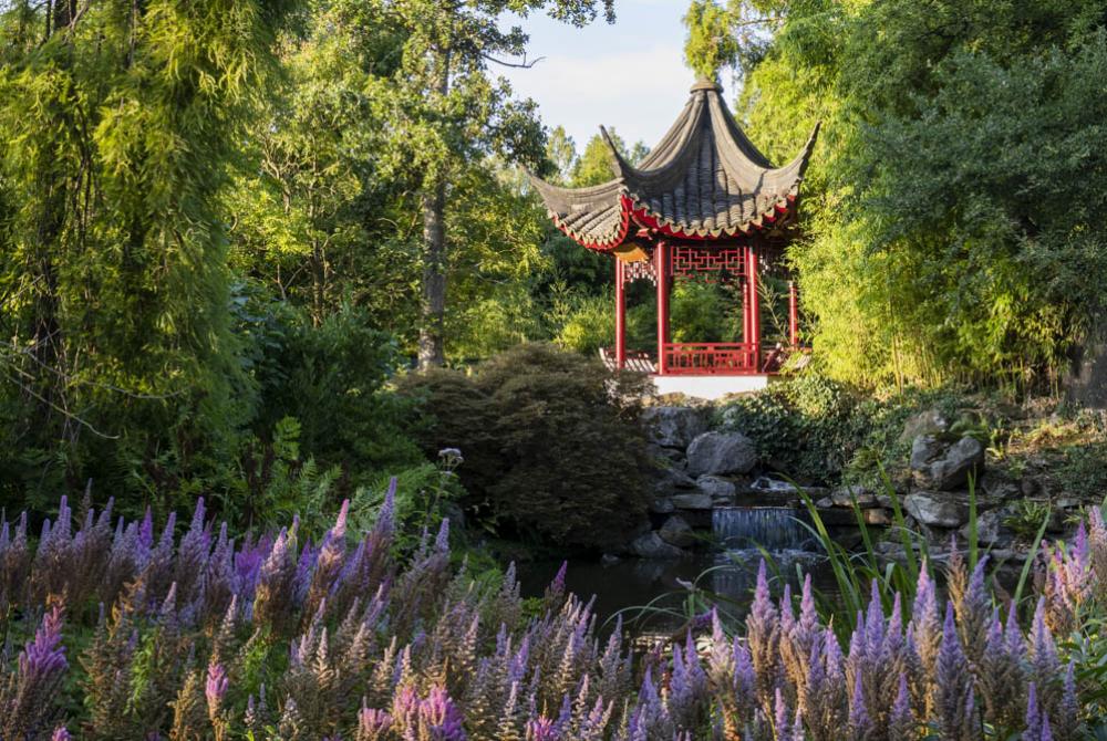 In de Chinese sfeertuin kom je allerlei unieke monumenten tegen